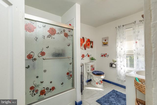 a very nice looking room with blue walls