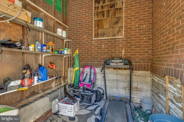 a view of entryway with outdoor seating