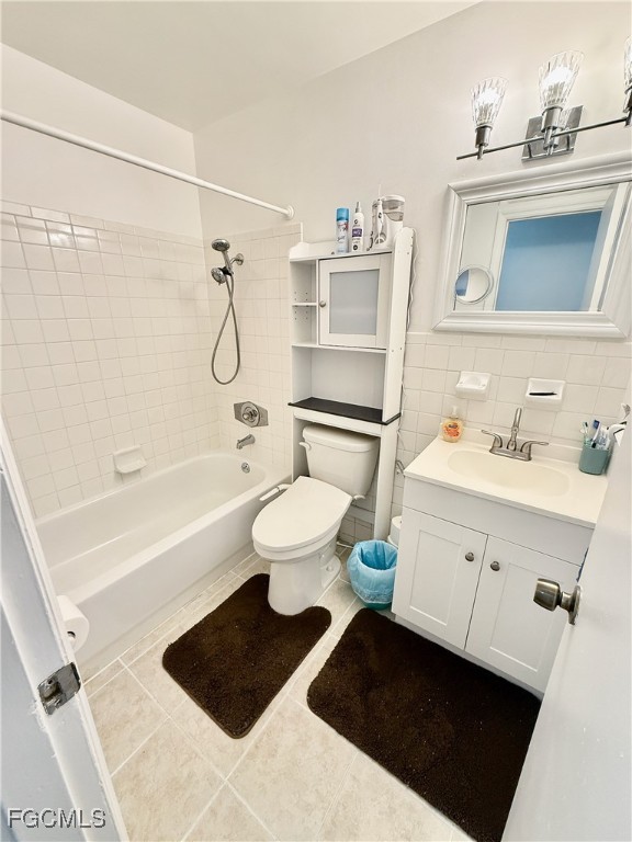 314 Vermont Way Lehigh Acres, FL 33936 - Photo 31 of 45 a bathroom with a sink a toilet and a bathtub