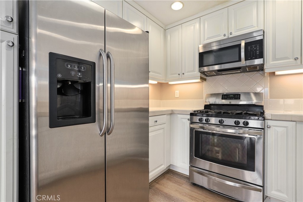 28364 Mirabelle Lane Saugus, CA 91350 - Photo 8 of 32 a kitchen with a stove and a microwave
