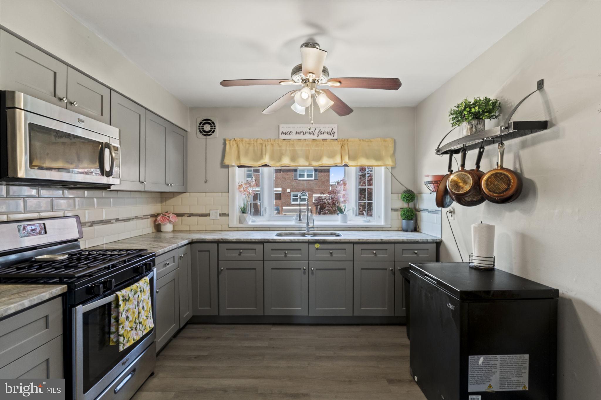 3329 Morning Glory Road Philadelphia, PA 19154 - Photo 7 of 32 Charming kitchen with modern touches.