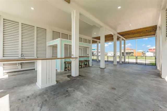 $423,950 | 863 South Selwyn Road, Crystal Beach, TX 77650