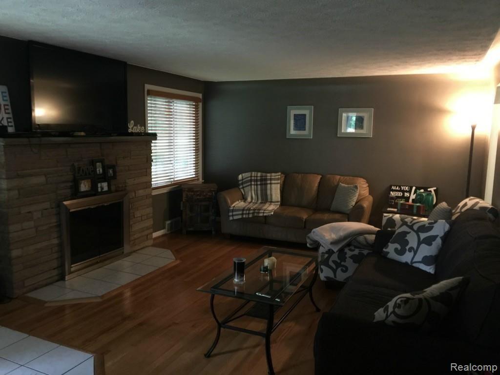 2122 Highfield Road Waterford, MI 48329 - Photo 2 of 29 Living Room