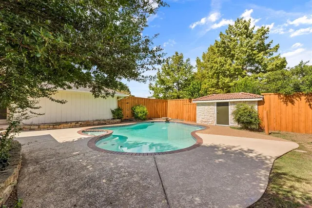 a view of a backyard