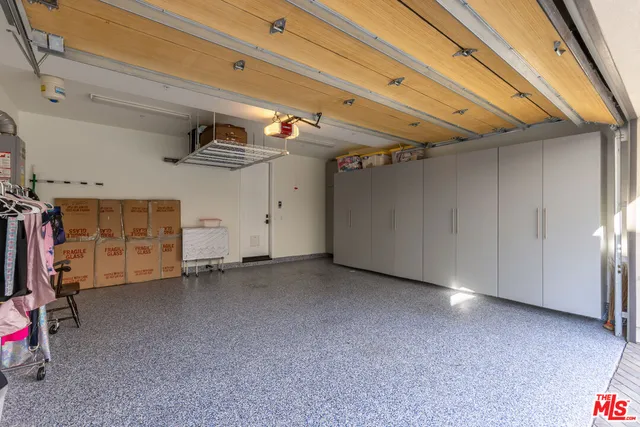 a view of a pathway both side of white house