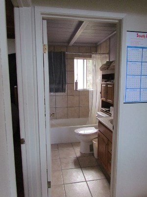 88-2512 Milolii Road Captain Cook, HI 96704 - Photo 10 of 24 a bathroom with a toilet a sink and bathtub