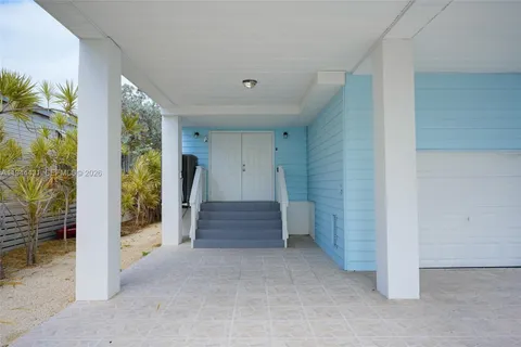 a view of entryway with window