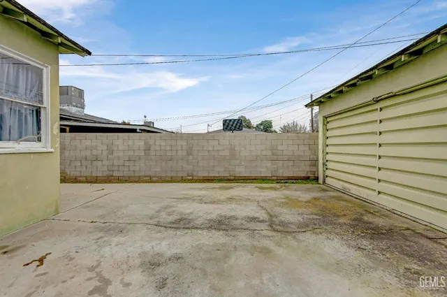 a view of a backyard