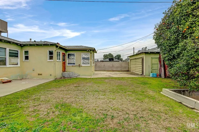 a house view with a backyard space