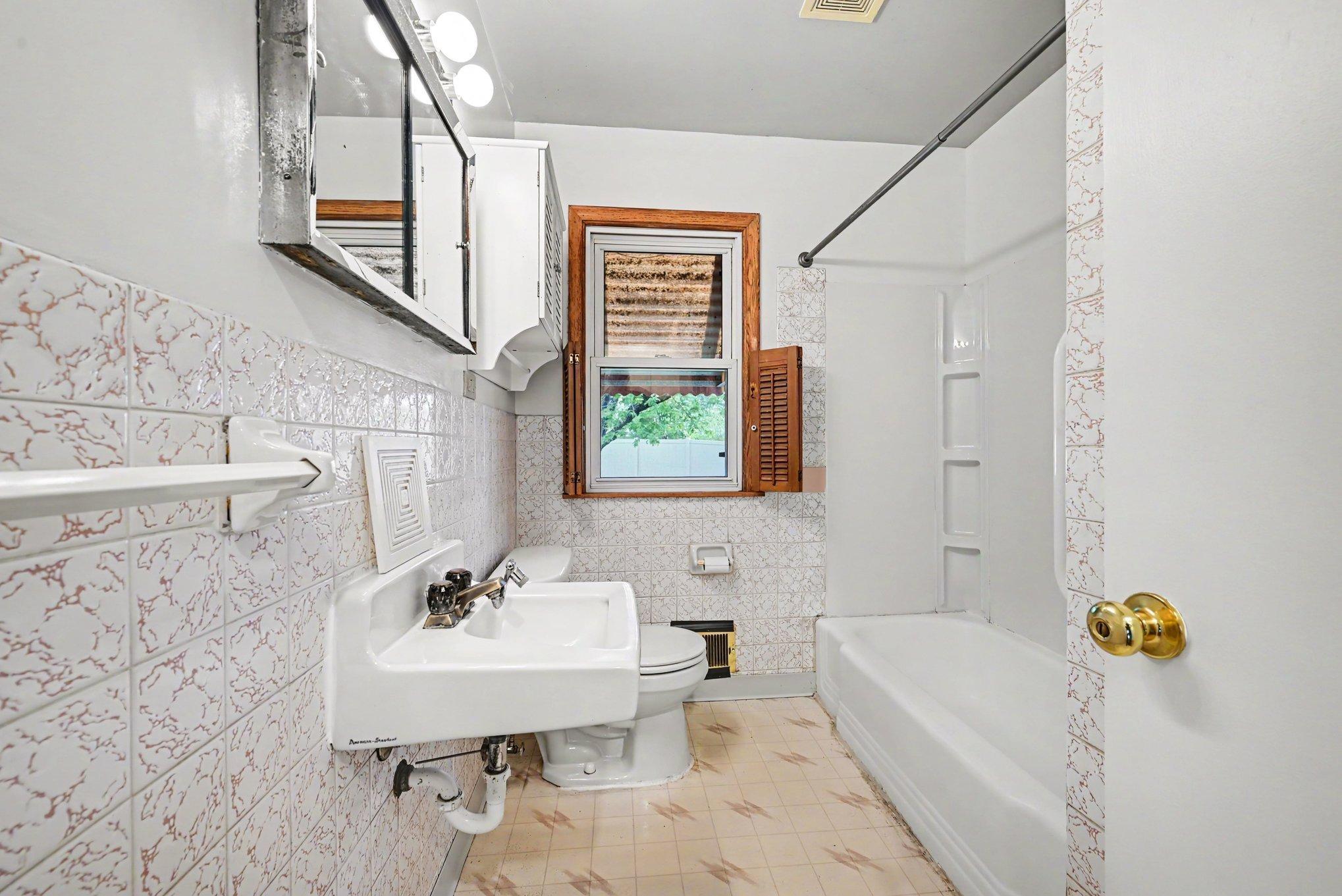 5422 Madison Street Northeast Minneapolis, MN 55421 - Photo 12 of 35