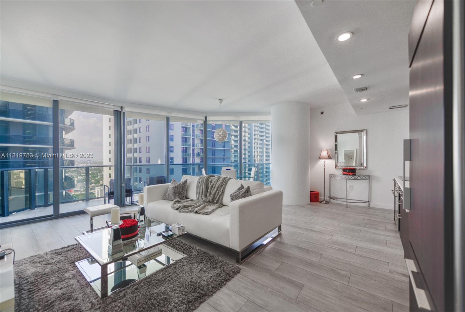45 Southwest 9th Street, Unit 3308 Miami, FL 33130 - Photo 3 of 16 Gallery Image 3