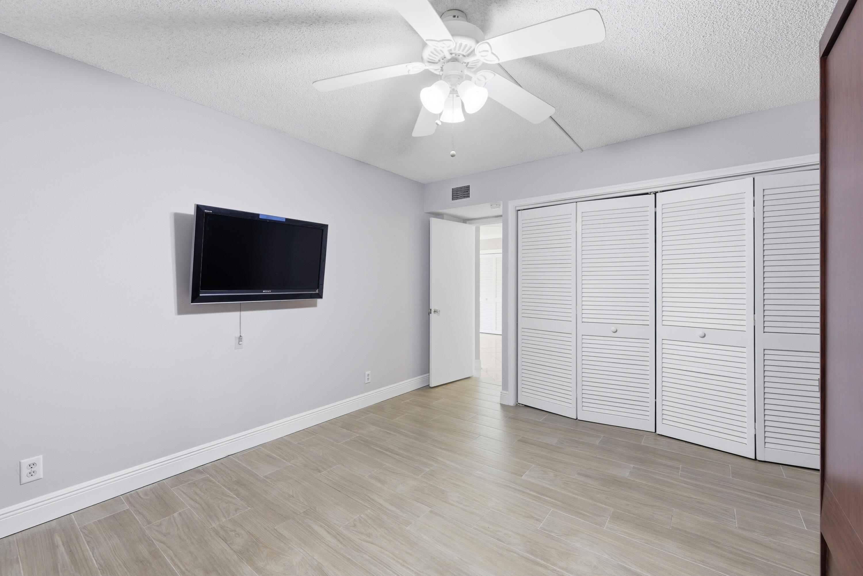615 North Riverside Drive, Unit 301 Pompano Beach, FL 33062 - Photo 14 of 34 62_615_N_RIVERSIDE_DR_03112026_18PCT-Edi