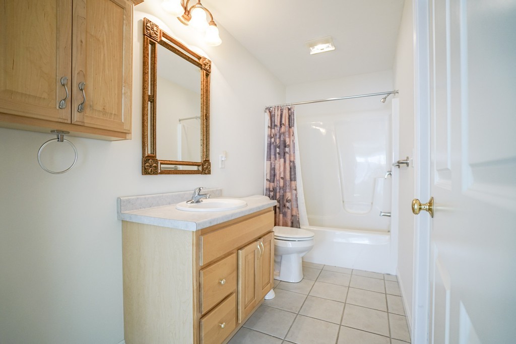 8 Concord Court, Unit B Webster, MA 01570 - Photo 17 of 32