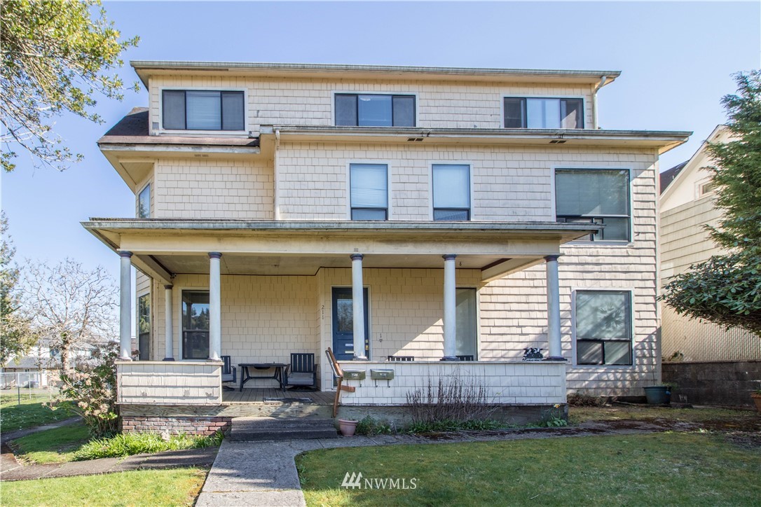 211 East 3rd Street Aberdeen, WA 98520 - Photo 2 of 27 a front view of a house with a yard