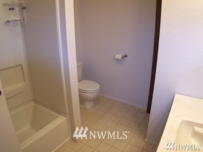 211 East 3rd Street Aberdeen, WA 98520 - Photo 15 of 27 a bathroom with a bathtub and toilet