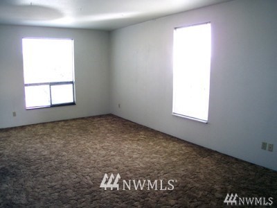 211 East 3rd Street Aberdeen, WA 98520 - Photo 16 of 27 an empty room with a window