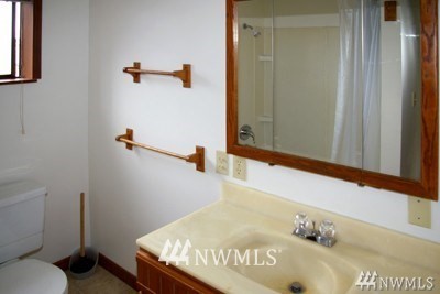 211 East 3rd Street Aberdeen, WA 98520 - Photo 17 of 27 a bathroom with a tub and a sink