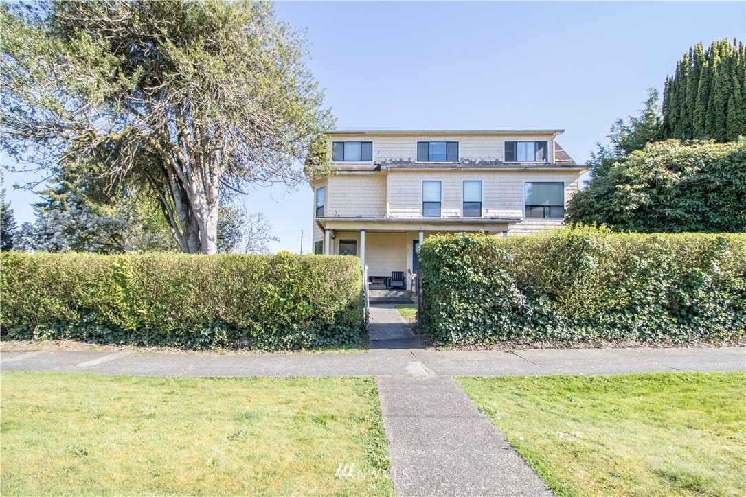 211 East 3rd Street Aberdeen, WA 98520 - Photo 3 of 27 a front view of a house with a yard