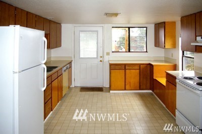 211 East 3rd Street Aberdeen, WA 98520 - Photo 22 of 27 a kitchen with stainless steel appliances granite countertop a refrigerator and a stove