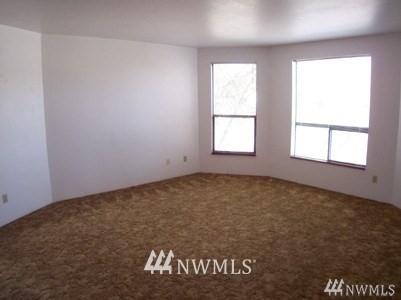 211 East 3rd Street Aberdeen, WA 98520 - Photo 26 of 27 an empty room with a window