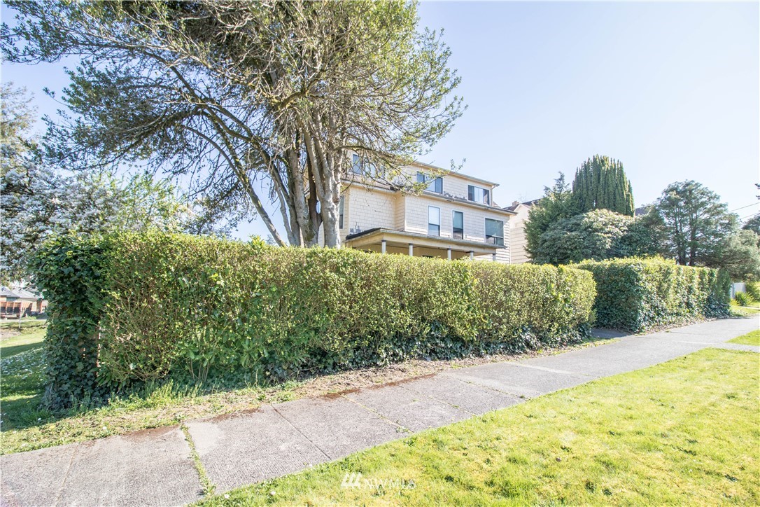 211 East 3rd Street Aberdeen, WA 98520 - Photo 4 of 27 a view of backyard with swimming pool and seating space