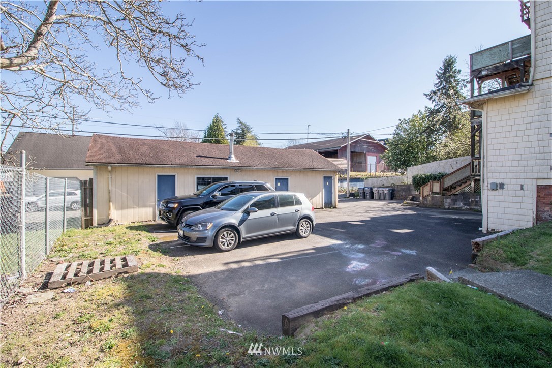211 East 3rd Street Aberdeen, WA 98520 - Photo 6 of 27 a car parked in front of a building