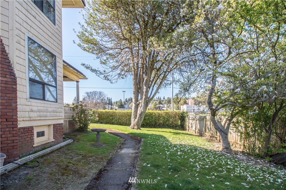 211 East 3rd Street Aberdeen, WA 98520 - Photo 7 of 27 a view of a garden with a tree