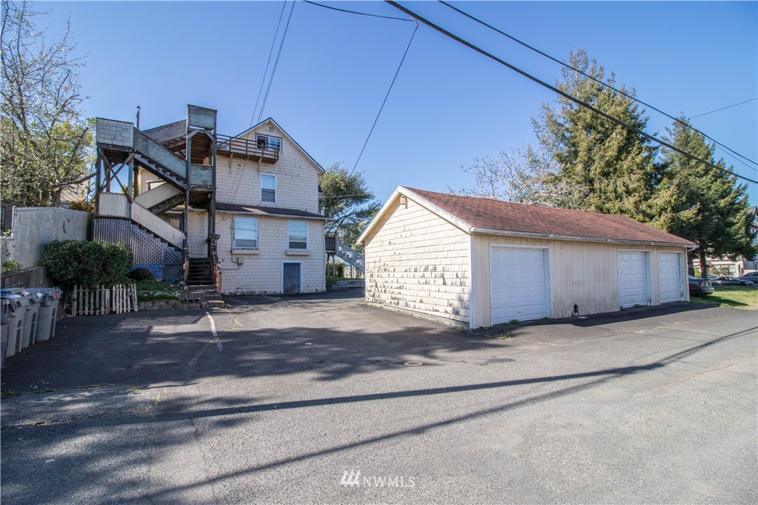 211 East 3rd Street Aberdeen, WA 98520 - Photo 10 of 27 a view of a house with a yard