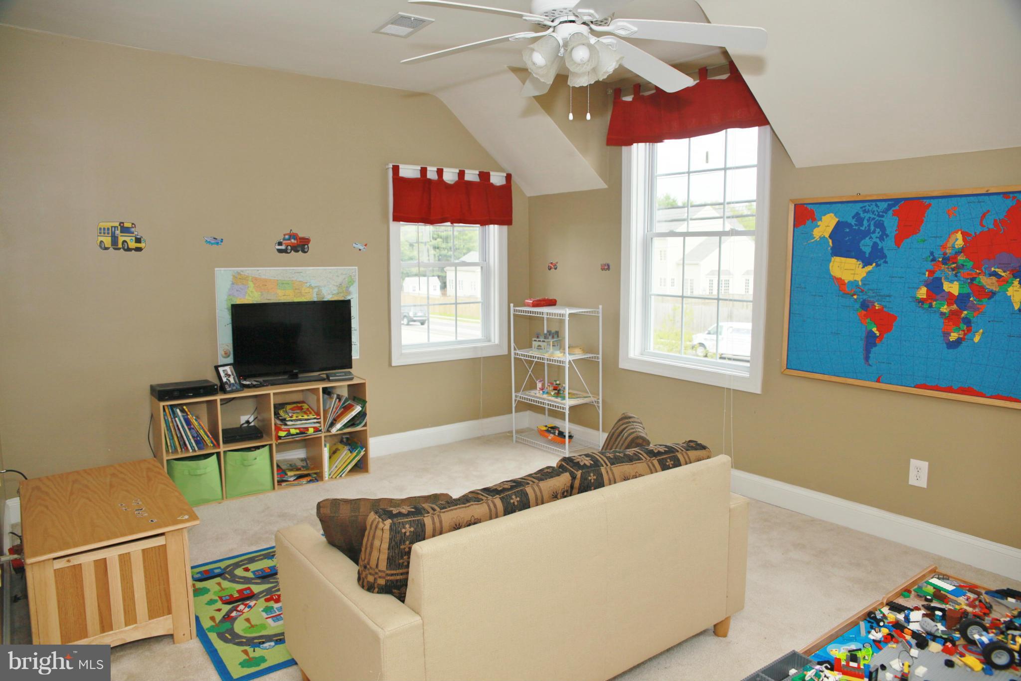 5313 Franconia Road Alexandria, VA 22310 - Photo 13 of 29 a living room with furniture and a flat screen tv