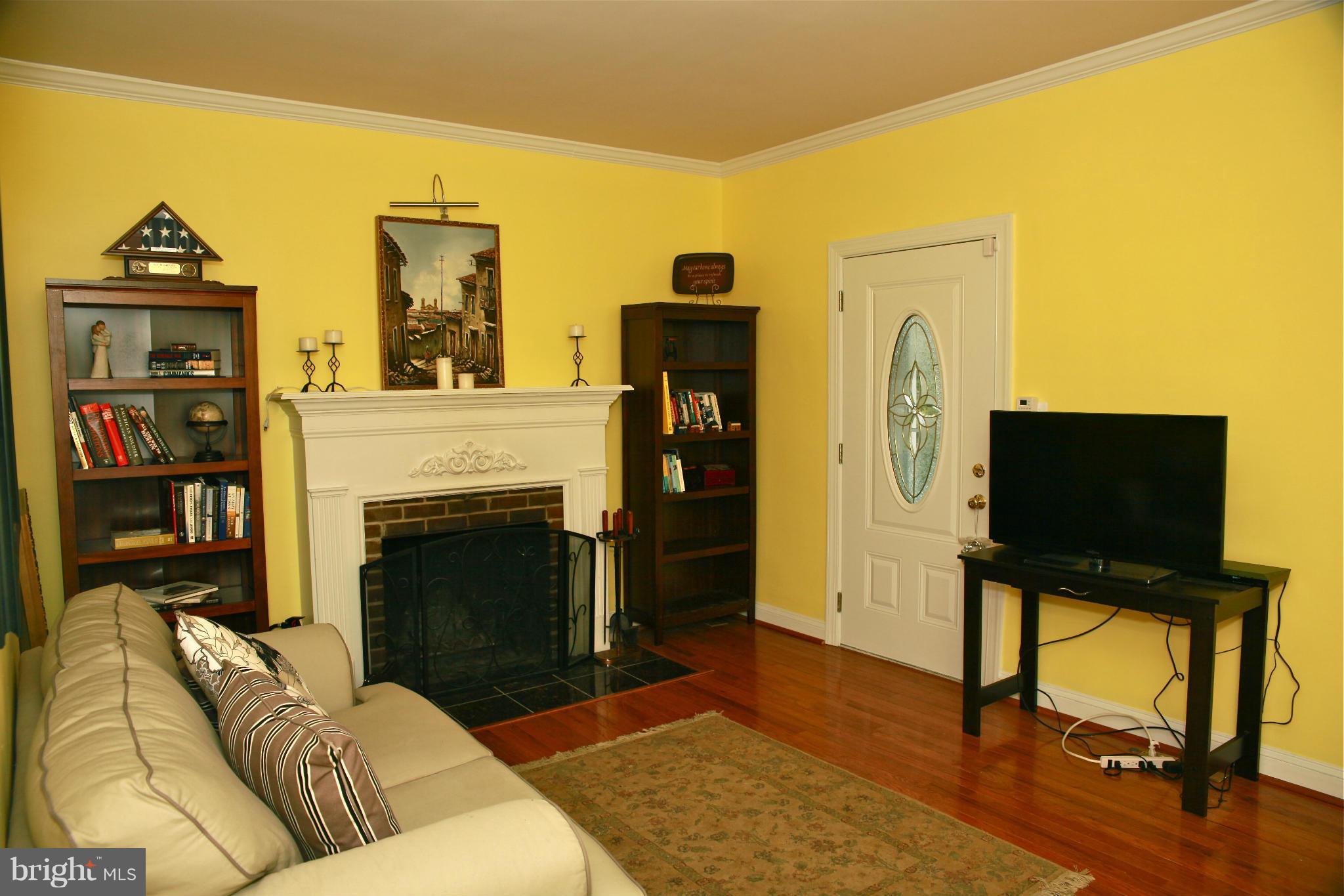 5313 Franconia Road Alexandria, VA 22310 - Photo 4 of 29 a living room with furniture and a fireplace