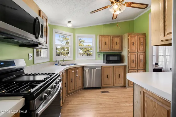 a en suite bathroom with a sink and a mirror