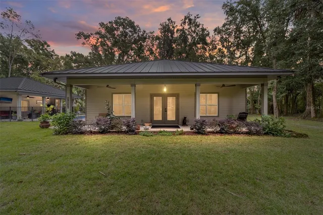 a view of a house with backyard and garden