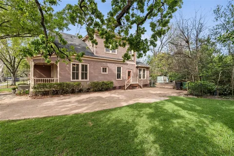 a view of yard with green space