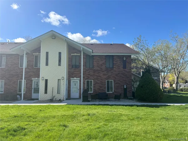 $199,990 | 18 Navajo Court, Unit 18, Coram, NY 11727