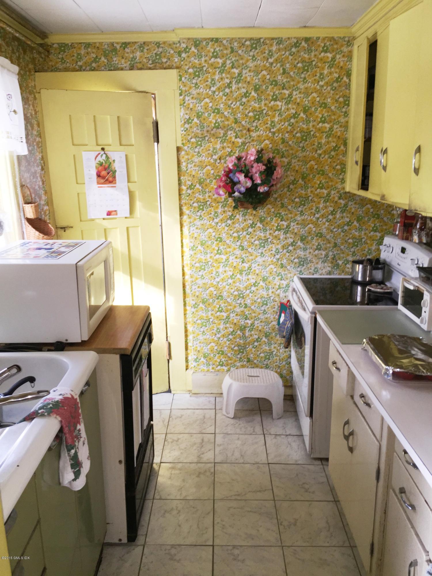8 West View Place Riverside, CT 06878 - Photo 7 of 11 a utility room with a stove a washer and dryer