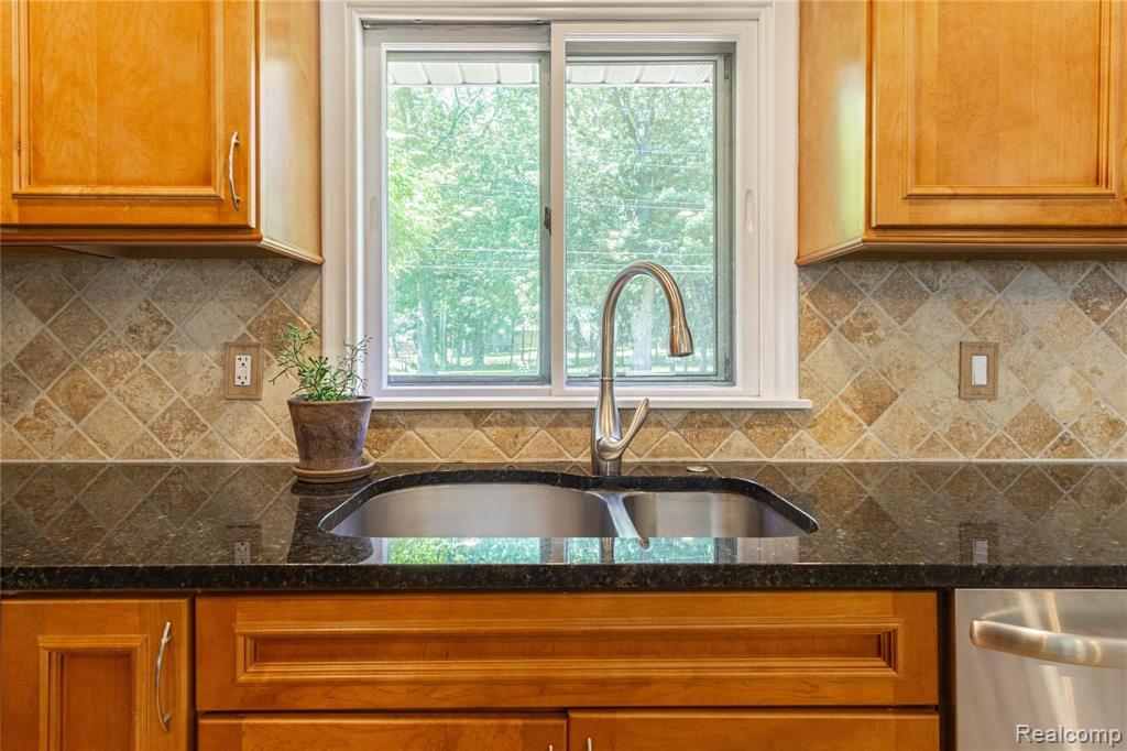 93 Texas Avenue Rochester Hills, MI 48309 - Photo 10 of 39