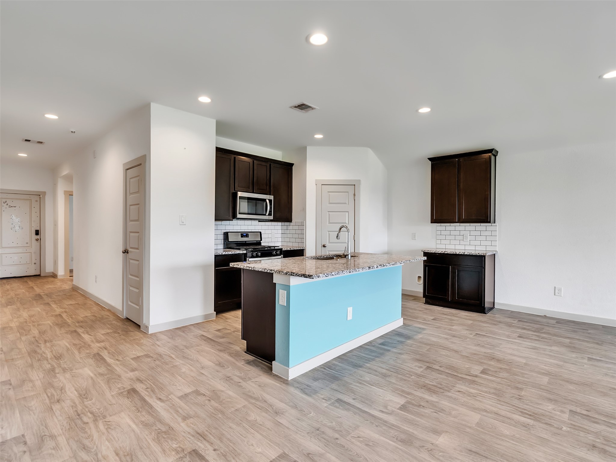 8003 Alcott Forest Lane Rosharon, TX 77583 - Photo 14 of 41 a large kitchen with a large counter top and stainless steel appliances
