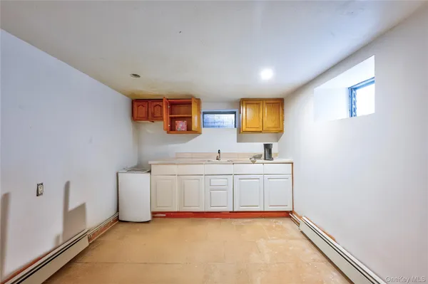 a view of a big room with closet