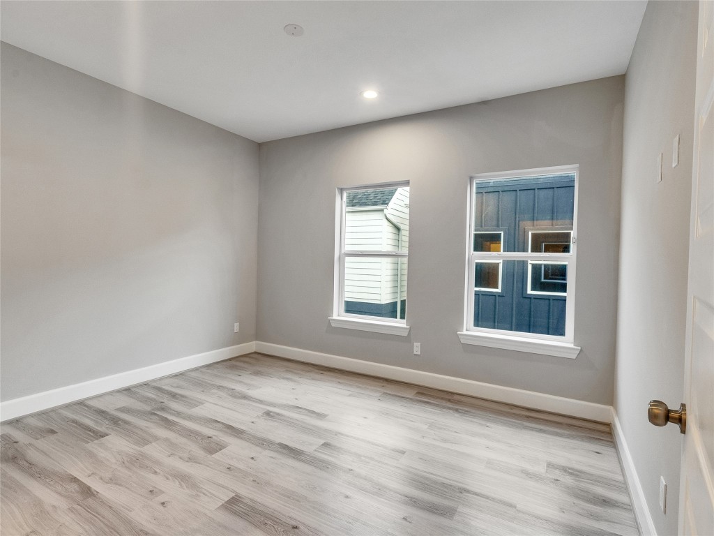 1122 West 16th Street, Unit C Houston, TX 77008 - Photo 26 of 38 an empty room with wooden floor and windows