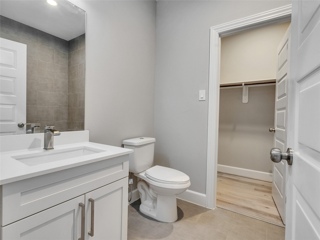 1122 West 16th Street, Unit C Houston, TX 77008 - Photo 28 of 38 a bathroom with a sink a toilet and shower