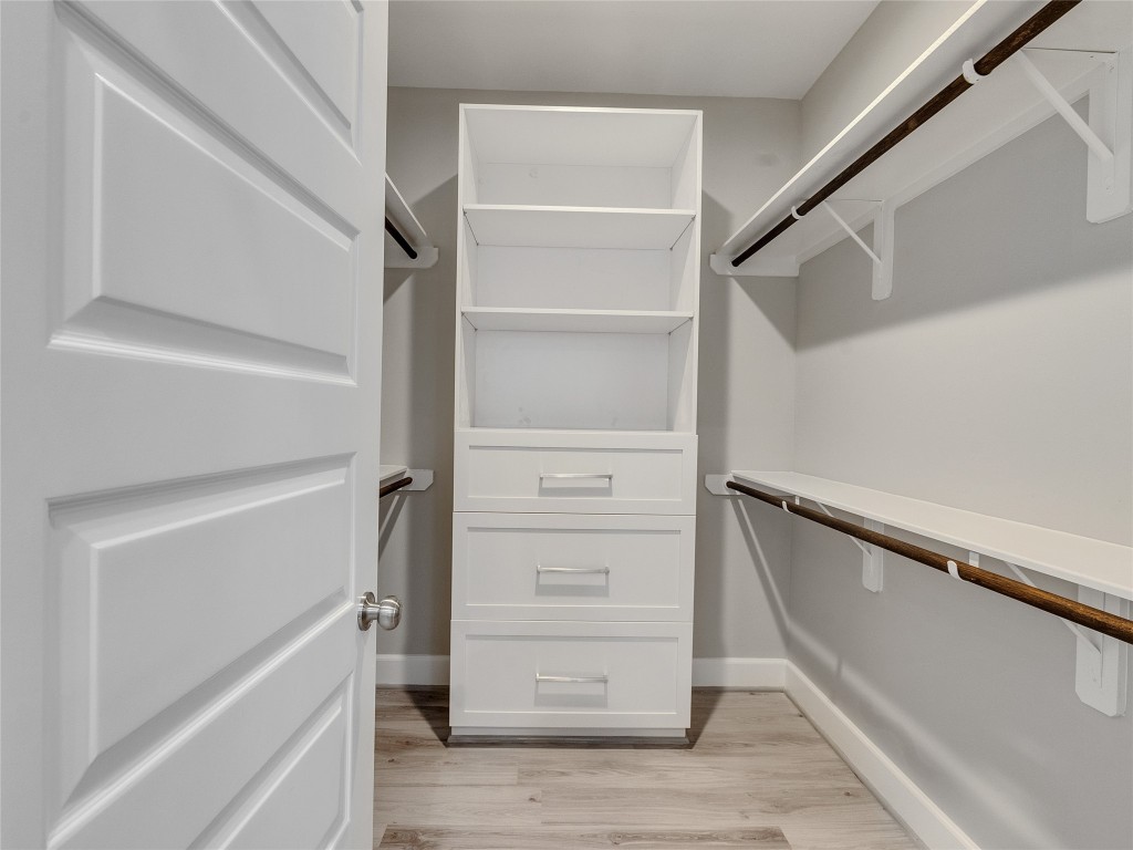 1122 West 16th Street, Unit C Houston, TX 77008 - Photo 32 of 38 a view of walk in closet