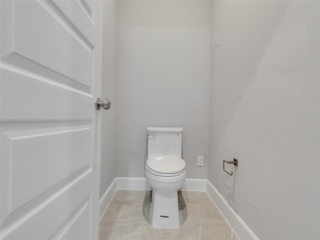 1122 West 16th Street, Unit C Houston, TX 77008 - Photo 36 of 38 a bathroom with a toilet and a bathtub