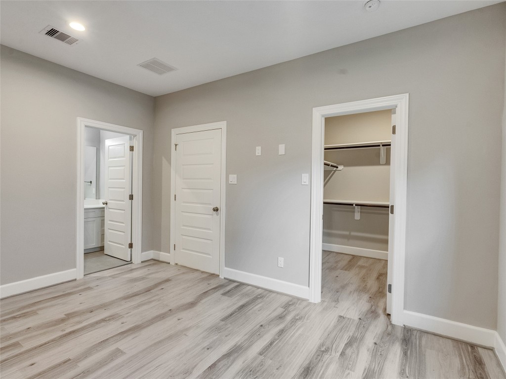 1122 West 16th Street, Unit C Houston, TX 77008 - Photo 6 of 38 Guest bedroom with bathroom and closet entry - First floor