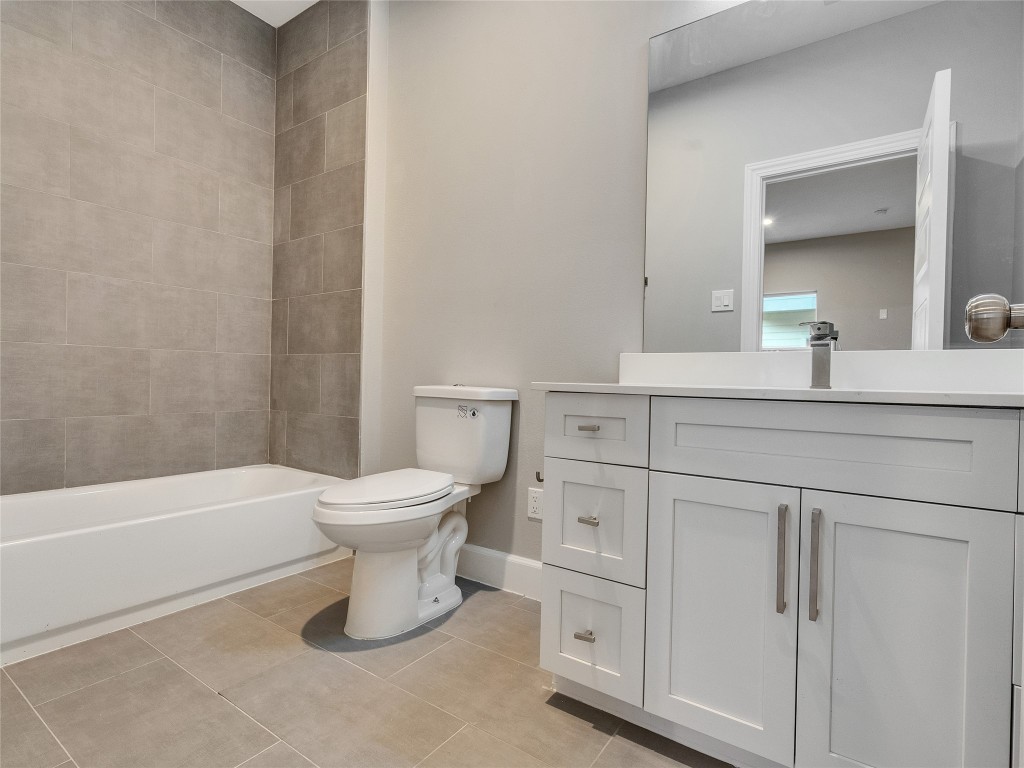 1122 West 16th Street, Unit C Houston, TX 77008 - Photo 7 of 38 a bathroom with a toilet a sink and a bathtub