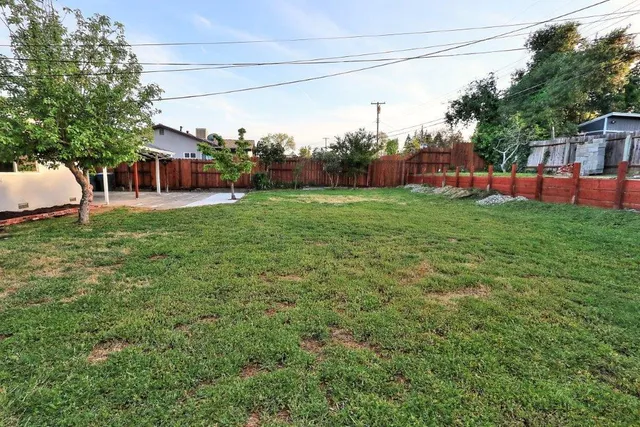 a view of a house with backyard and porch