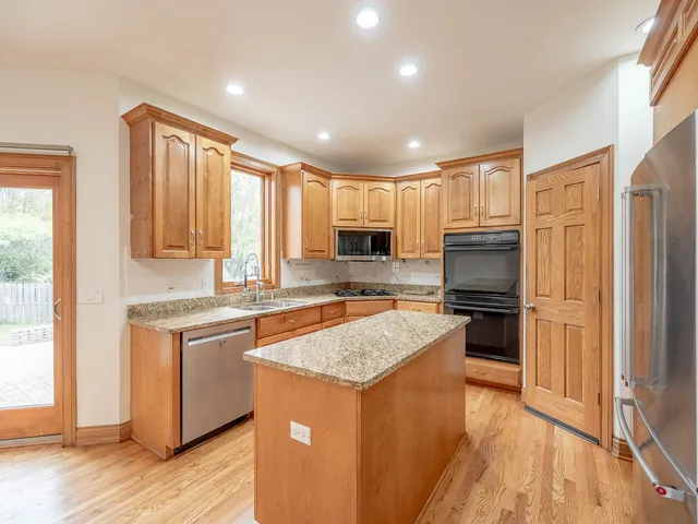 $779,900 | 26W185 Meadowview Court, Wheaton, IL 60187