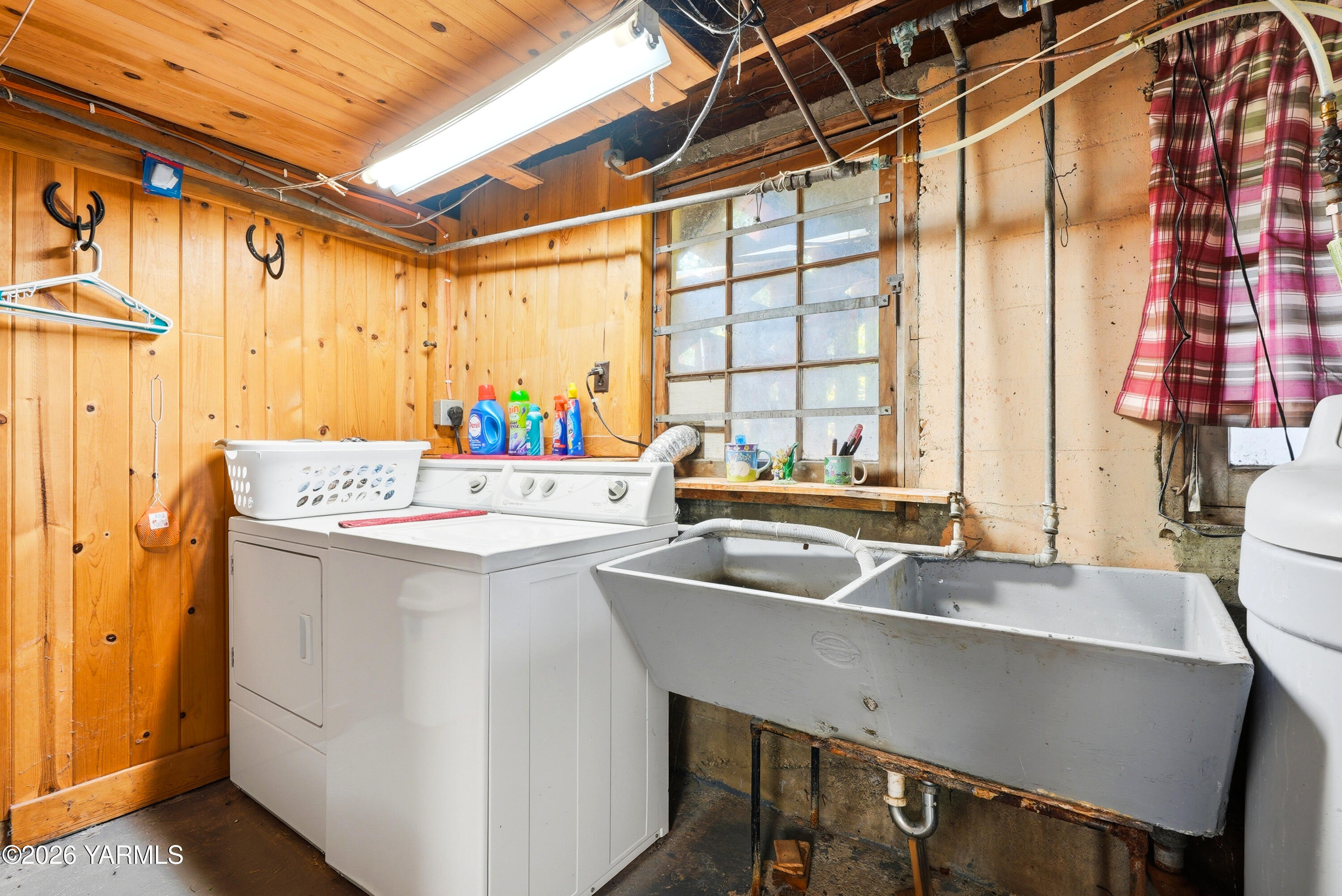690 North Gleed Road Naches, WA 98937 - Photo 26 of 60 a room with counter and windows