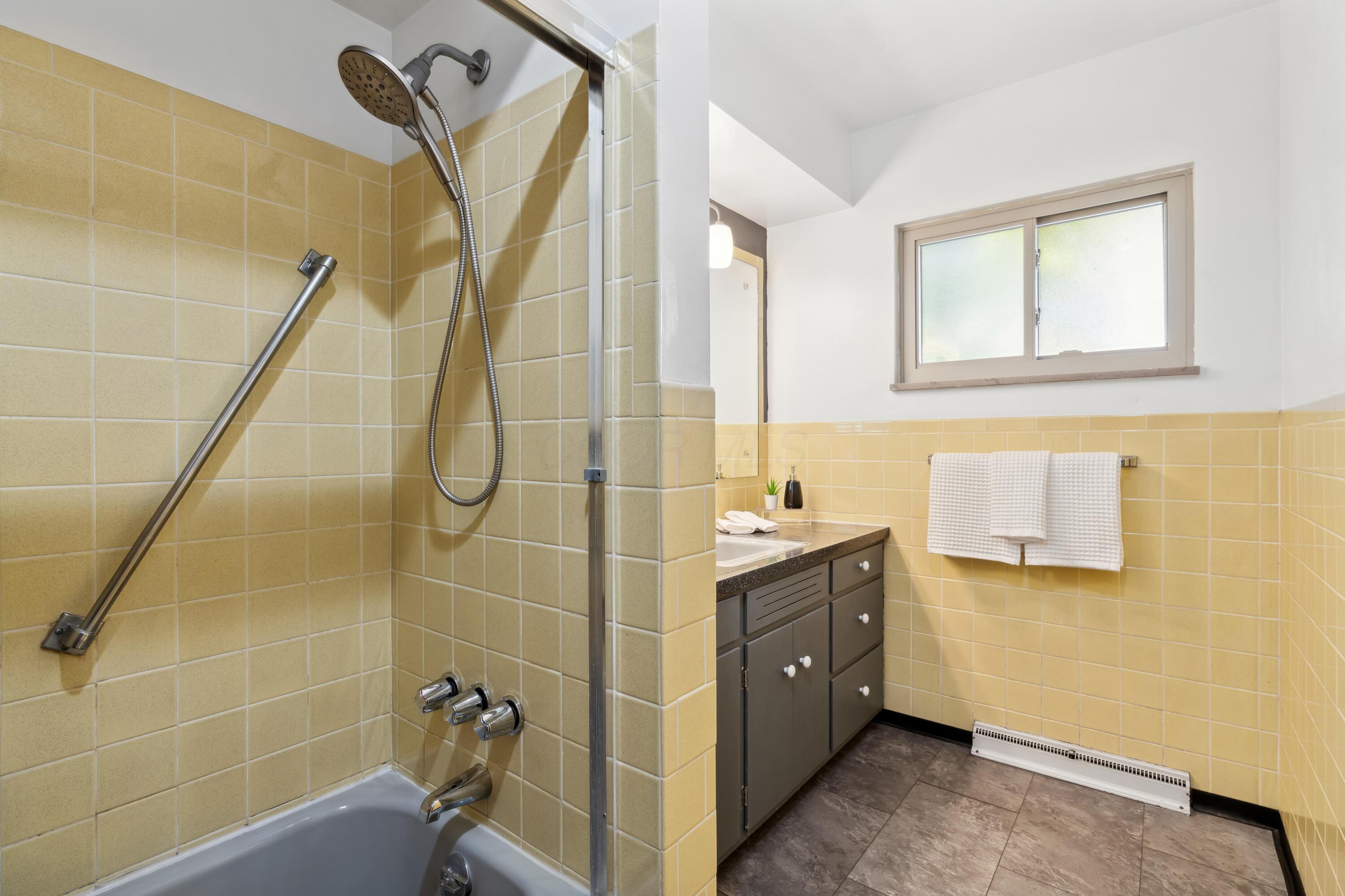 1479 Kenwick Road Columbus, OH 43209 - Photo 17 of 30 Hallway Full Bathroom