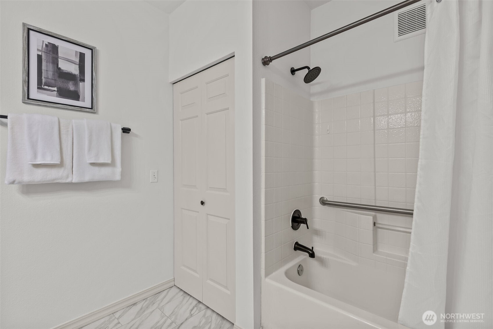 440 Maple Avenue Southwest, Unit A106 Renton, WA 98057 - Photo 23 of 39 a bathroom with a bathtub