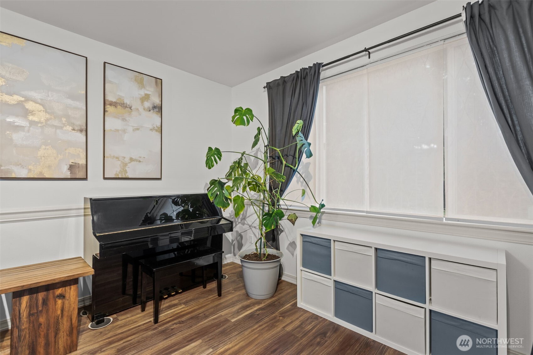 440 Maple Avenue Southwest, Unit A106 Renton, WA 98057 - Photo 9 of 39 a living room with a potted plant and a window